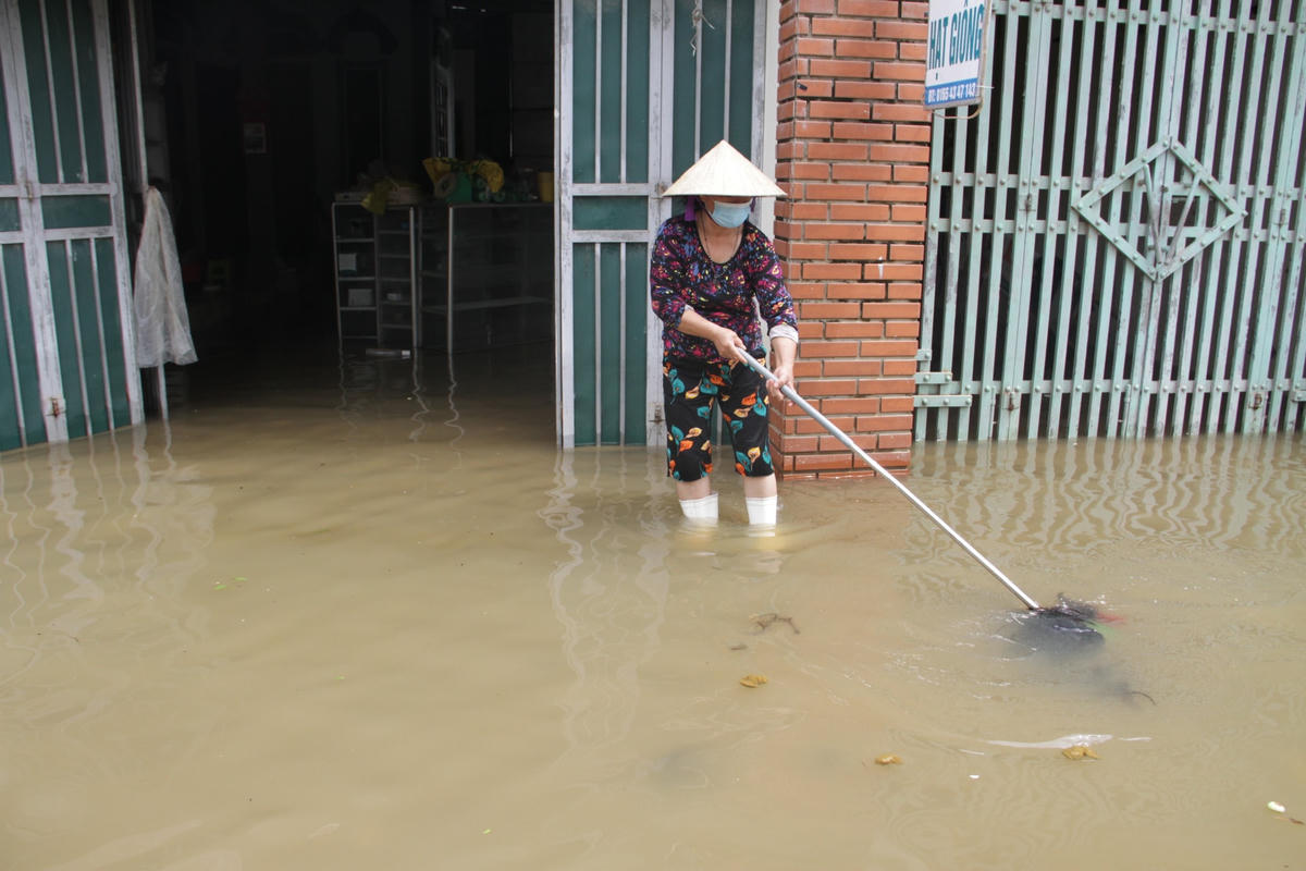 Sau khi nước rút, người dân dọn dẹp để ổn định cuộc sống.