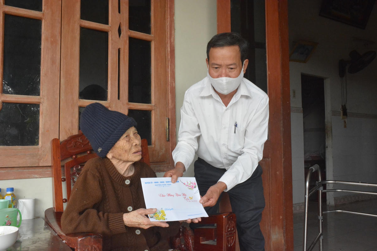 Ông Đỗ Tiến Hành trao quà Tết cho Mẹ Việt Nam Anh hùng Nguyễn Thị Bảng, xã Tịnh Hà.