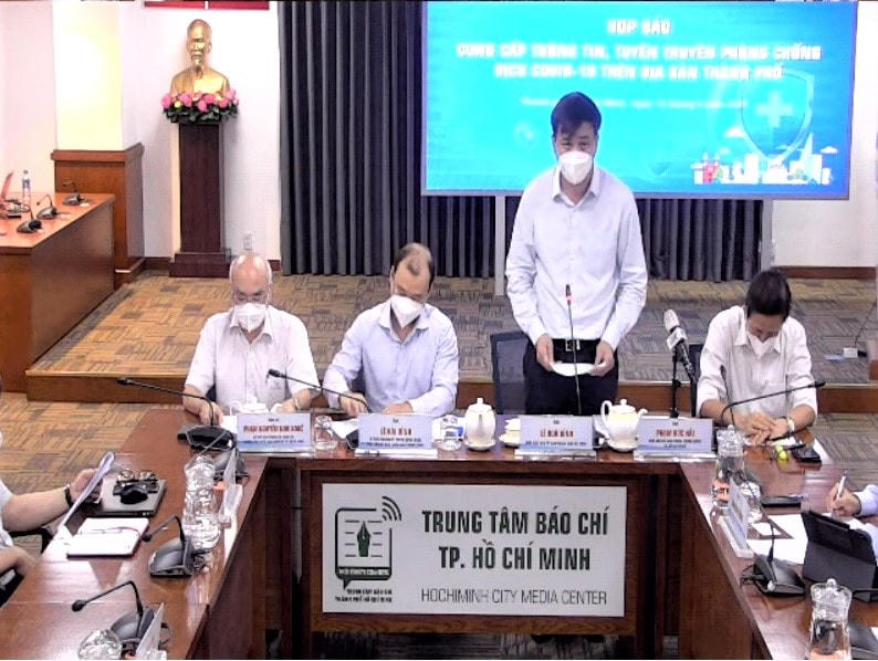 Ông Lê Hòa Bình, Phó chủ tịch UBND TP HCM trình bày các hoạt động kể từ 16/9 theo văn bản 3072 của UBND TP HCM (Ảnh: Hồng Phúc).