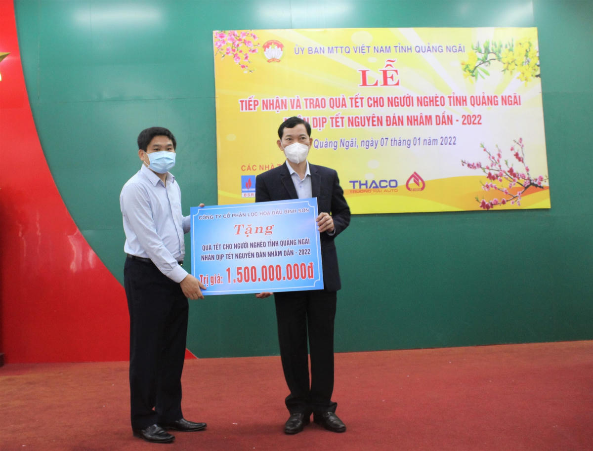 Lãnh đạo Ủy ban MTTQ Việt Nam tỉnh Quảng Ngãi tiếp nhận qua Tết cho người nghèo. 