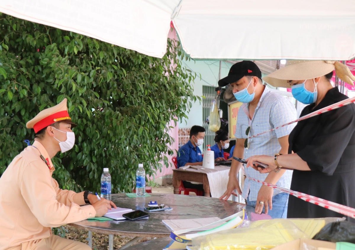 Người dân vào làm thủ tục khai báo y tế tại các chốt kiểm soát khi đi qua địa bàn tỉnh Thừa Thiên - Huế.