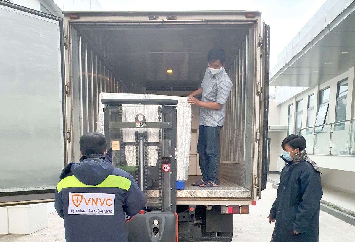 Vaccine được đưa đi bảo quản.