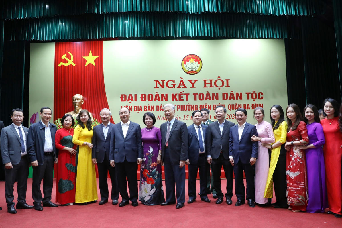 Thủ tướng Chính phủ, các vị đại biểu chụp ảnh lưu niệm cùng cán bộ nhân dân phường Điện Biên.