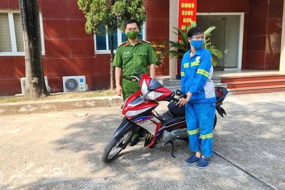 Công an quận Nam Từ Liêm (Hà Nội) cũng tổ chức trao tặng chiếc xe máy cho chị Lê Thị Trâm.