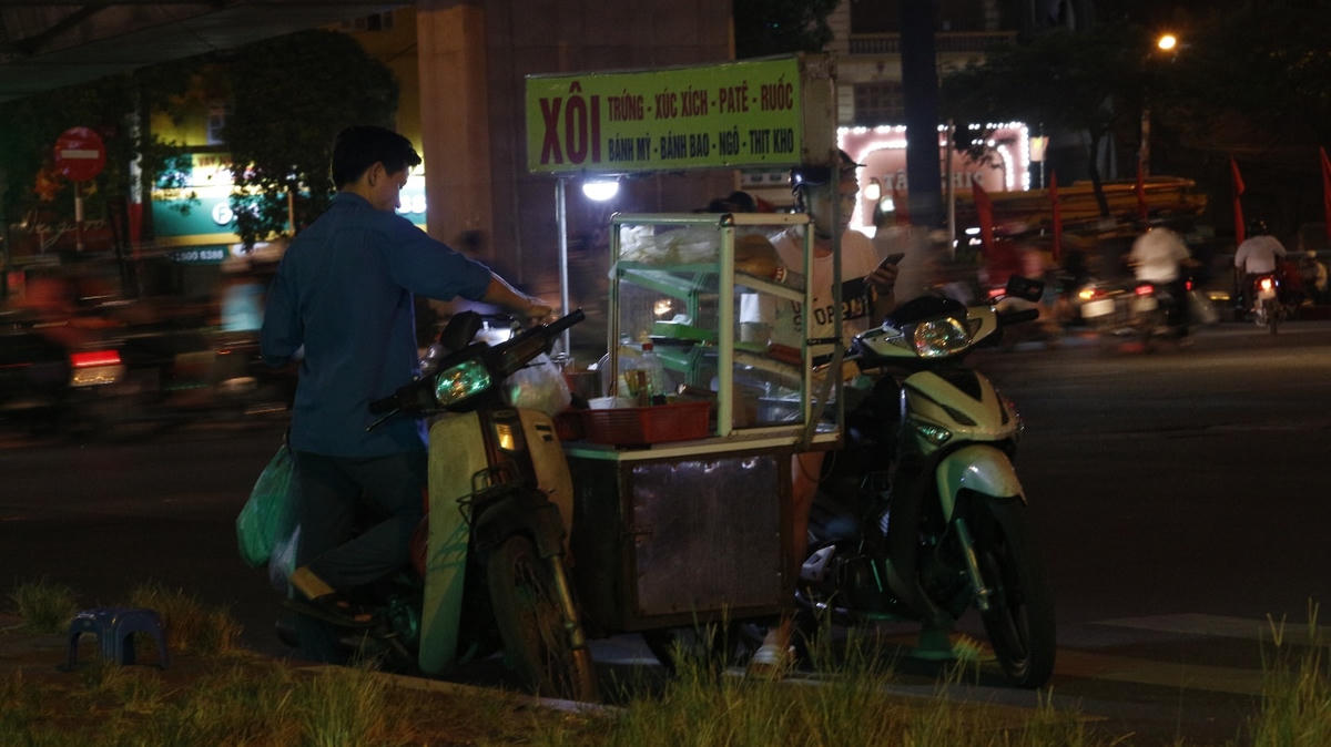 Chú Tiến ngồi ngóng khách bên chiếc xe hàng quen thuộc.