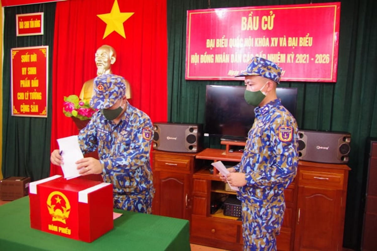 Cán bộ, chiến sĩ tàu Cảnh sát biển 8002 bầu cử sớm tại đảo Sinh Tồn Đông.