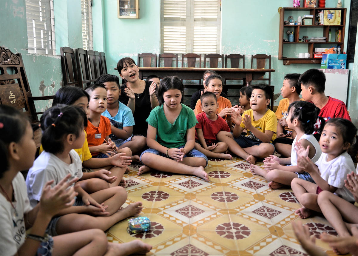 Chị Nguyễn Thị Ánh Thu, một trong những người mẹ nhân hậu ở Làng Thiếu niên Thủ Đức cho biết mỗi em nhỏ ở đây đều có hoàn cảnh, số phận và cuộc đời riêng, nhưng chung quy đều là những đứa trẻ bất hạnh khi vừa mới lọt lòng mẹ. “Các con rất ngoan nhưng luôn thiếu thốn tình thương và cả vật chất. Vì vậy, chúng tôi thật sự cảm ơn chương trình Quỹ sữa Vươn cao Việt Nam đã đến đây, san sẻ yêu thương với các con và mang đến cho các con những ly sữa ngọt ngào”, chị Thu tâm sự.