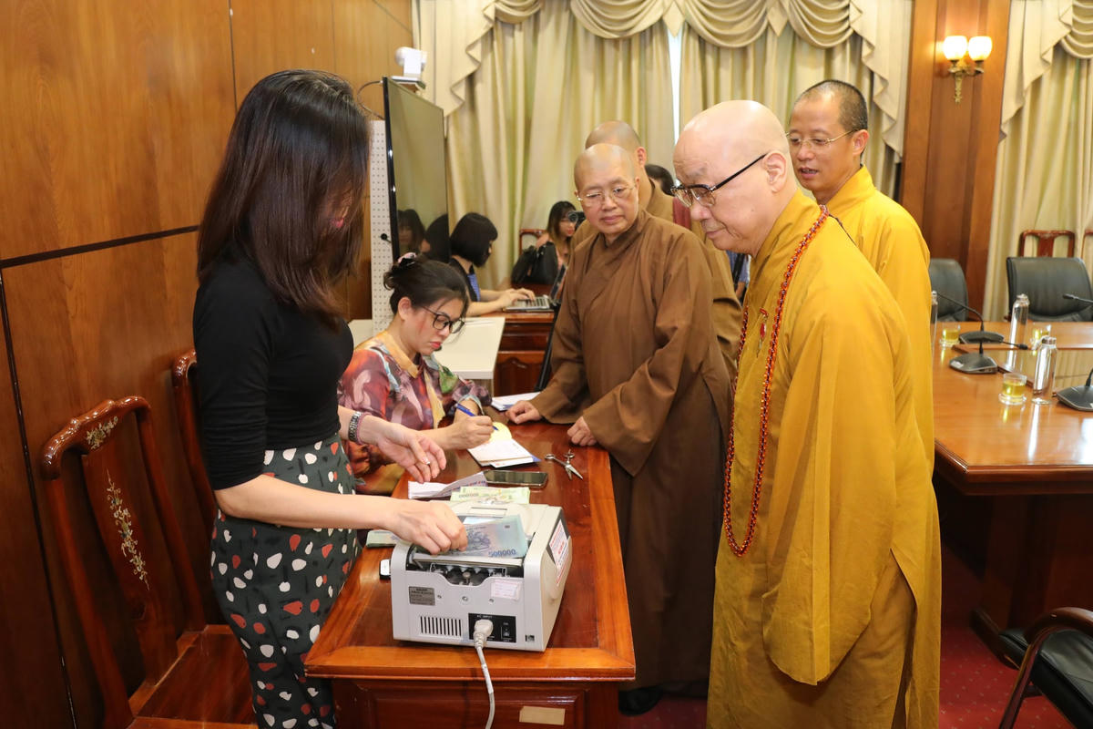 Các cá nhân, tổ chức tôn giáo ủng hộ Quỹ “Vì người nghèo”. Ảnh: Quang Vinh.  