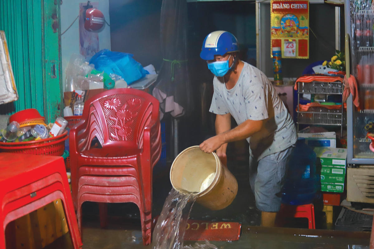 Nước ngập sâu, một hộ dân phải “be bờ tát nước”.