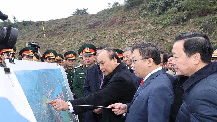 Thủ tướng Nguyễn Xuân Phúc xem hình ảnh về địa điểm thực hiện dự án Nhà máy thủy điện Hòa Bình mở rộng. Dự án nằm bên bờ phải tuyến đập thủy điện Hòa Bình hiện hữu, thuộc phường Phương Lâm, cửa lấy nước và kênh vào thuộc phường Thái Bình, thành phố Hòa Bình.