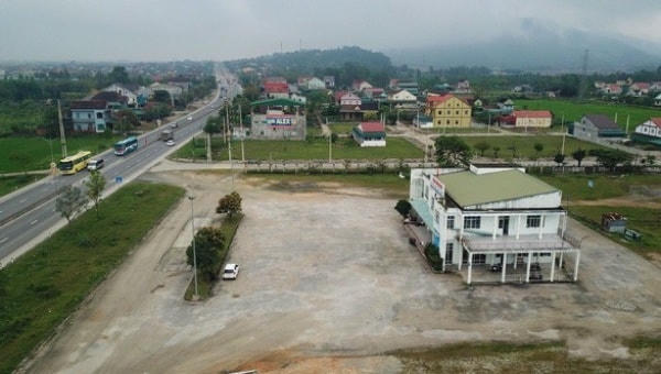 Bến xe Hồng Lĩnh sát quốc lộ 1A, nhưng nhiều năm nay hoạt động cầm chừng. Ảnh: Ngọc Thắng.