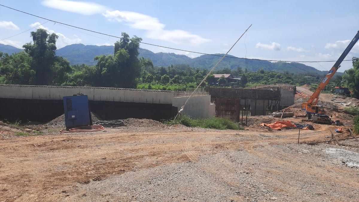 Sau hàng loạt sai phạm, cây cầu trăm tỷ thuộc dự án Đường giao thông Khu công nghiệp Đồng Bành giai đoạn 1 vẫn được thi công với tốc độ “rùa bò”.