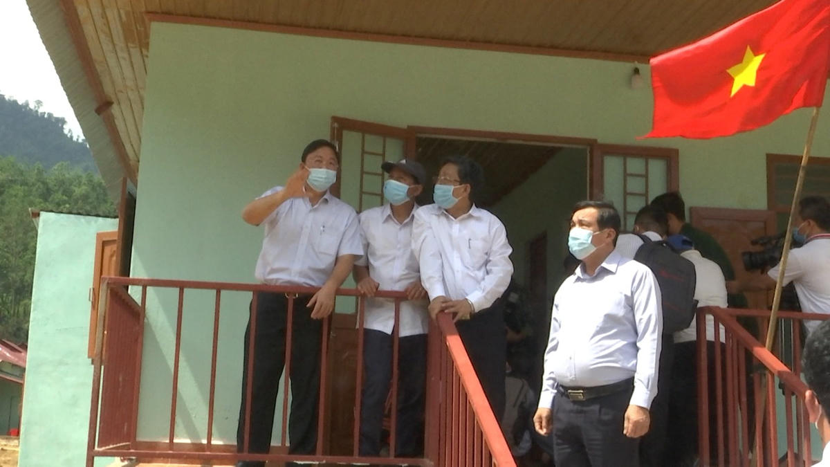 Lãnh đạo tỉnh Quảng Nam thăm nhà mới của bà con KDC Bằng La.