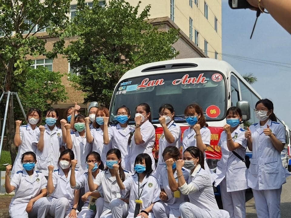 Các thầy cô, sinh viên Y khoa trường Đại học Điều dưỡng Nam Định biểu thị sự quyết tâm trước lúc lên đường. Hoạt động tình nguyện của đoàn diễn ra trong bối cảnh diễn biến dịch Covid-19 tại các tỉnh phía Nam đang ngày càng phức tạp, cần thêm nhiều nhân lực, vật lực, biện pháp phòng chống, đẩy lùi.
