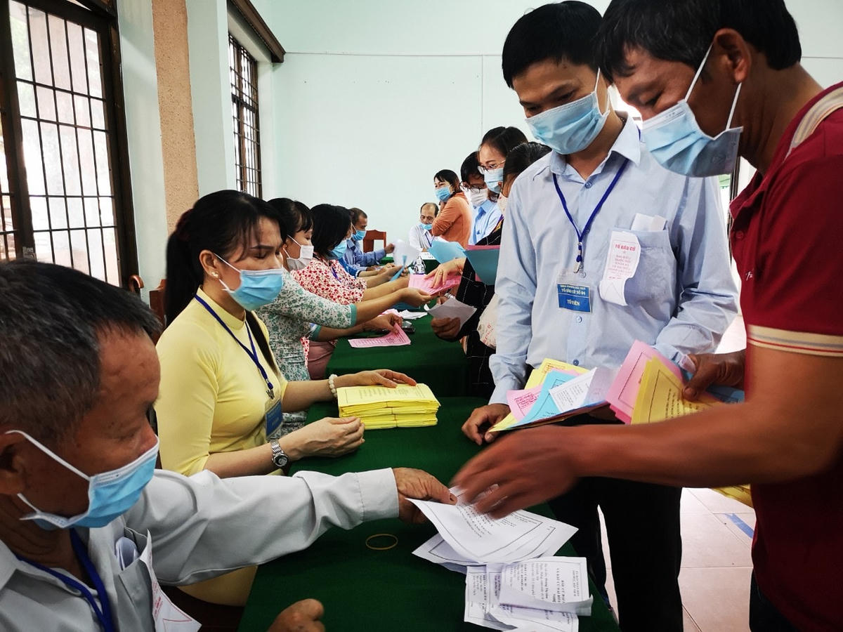 Cử tri BRVT nhận phiếu bầu cử.