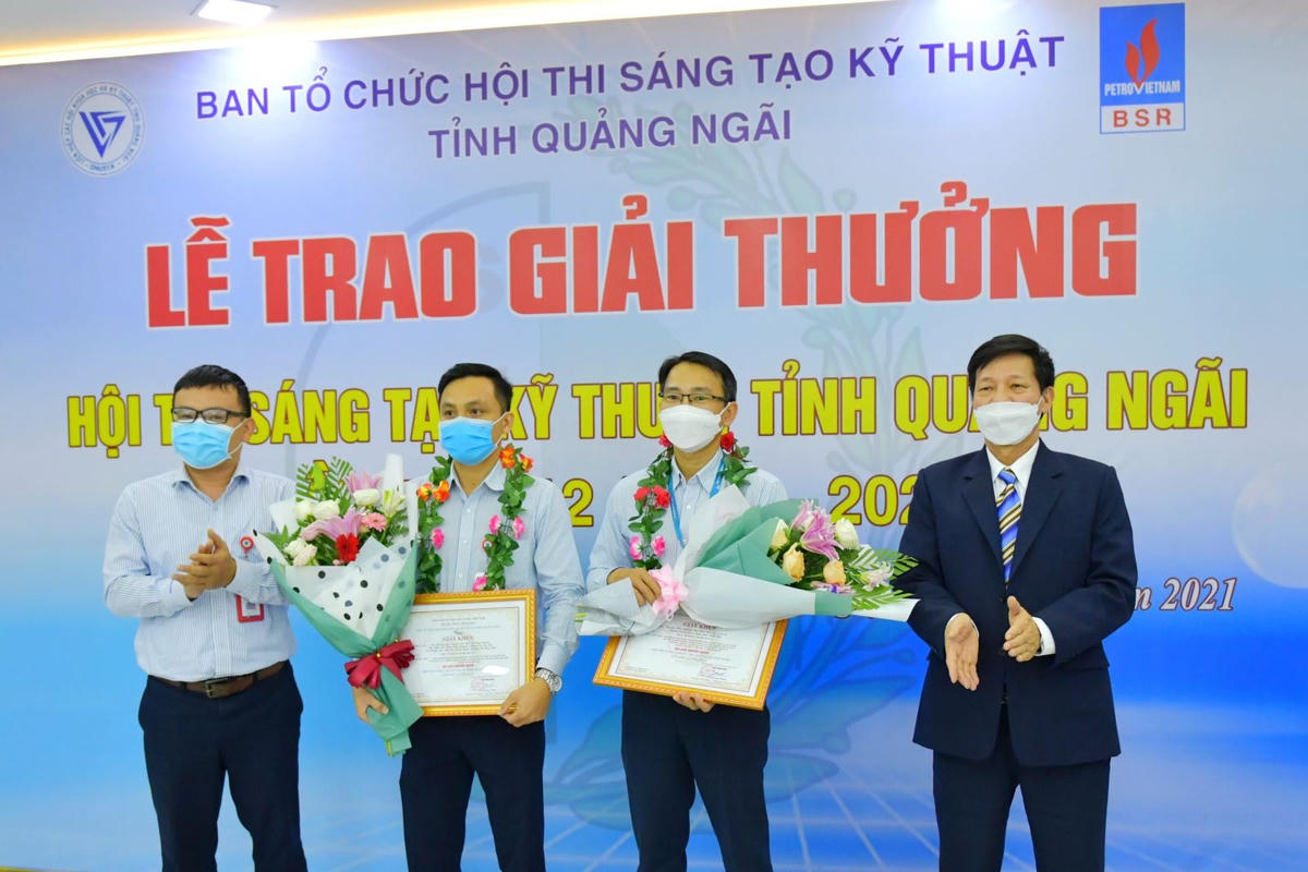 Giám đốc Nhà máy, Phó Chủ tịch Hội đồng KHCN Mai Tuấn Đạt phát biểu tại lễ tổng kết và trao giải.