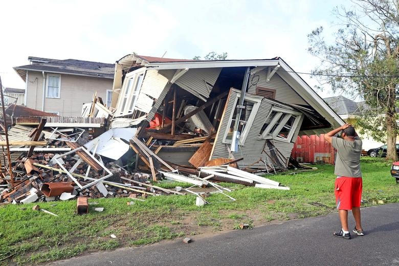 Anh Dartanian Stovall bất lực nhìn ngôi nhà bị sập khi bão Ida đổ bộ vào thành phố New Orleans, Louisiana.