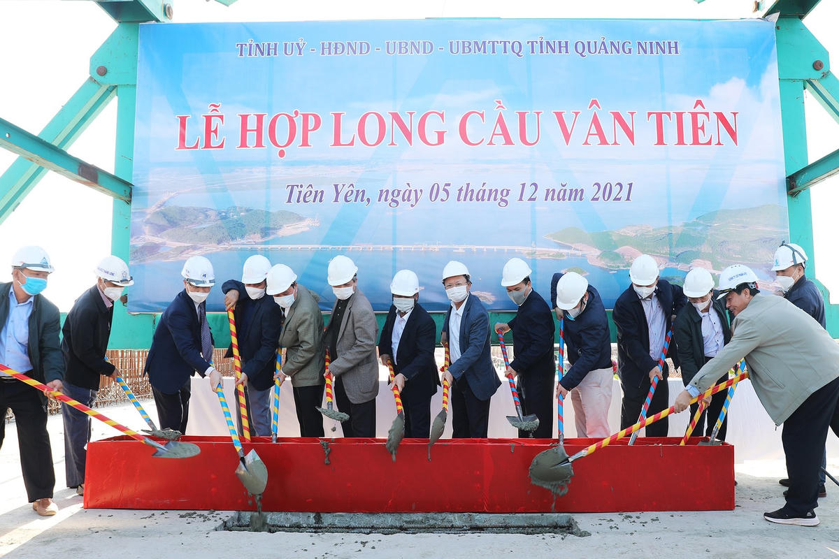 Lãnh đạo tỉnh Quảng Ninh cùng đại diện chủ đầu tư, nhà thầu, đổ mẻ bê tông cuối cùng hợp long cầu Vân Tiên.