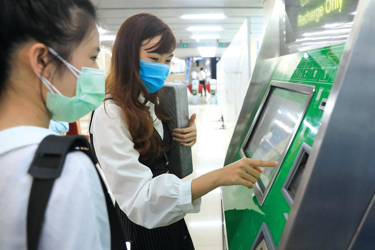 Người dân lấy thẻ lên tàu. Ảnh: Quang Vinh.