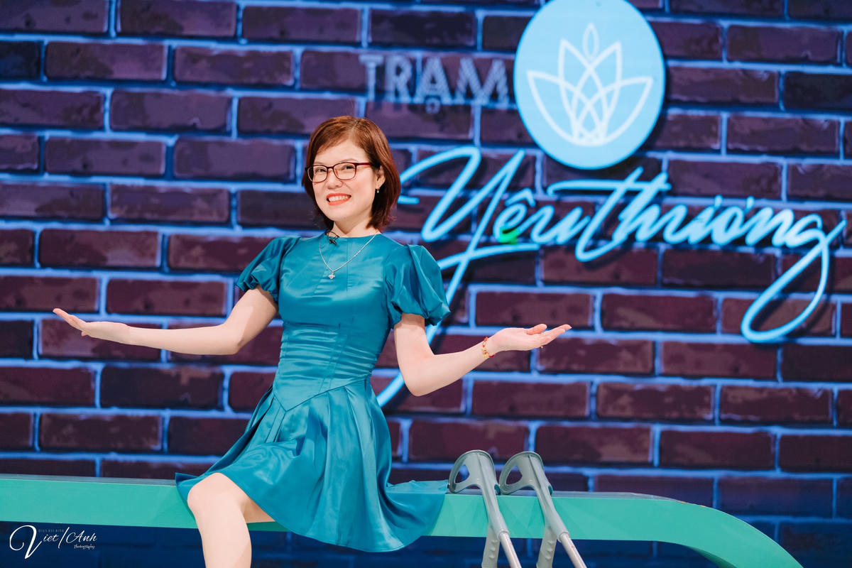 Hoa khôi “Vẻ đẹp Vầng trăng khuyết” - Bế Thị Băng nở nụ cười rạng rỡ.