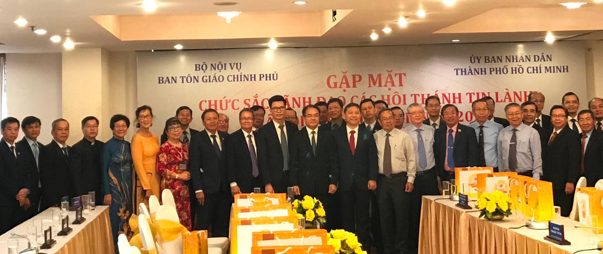 Các đại biểu chụp ảnh lưu niệm.