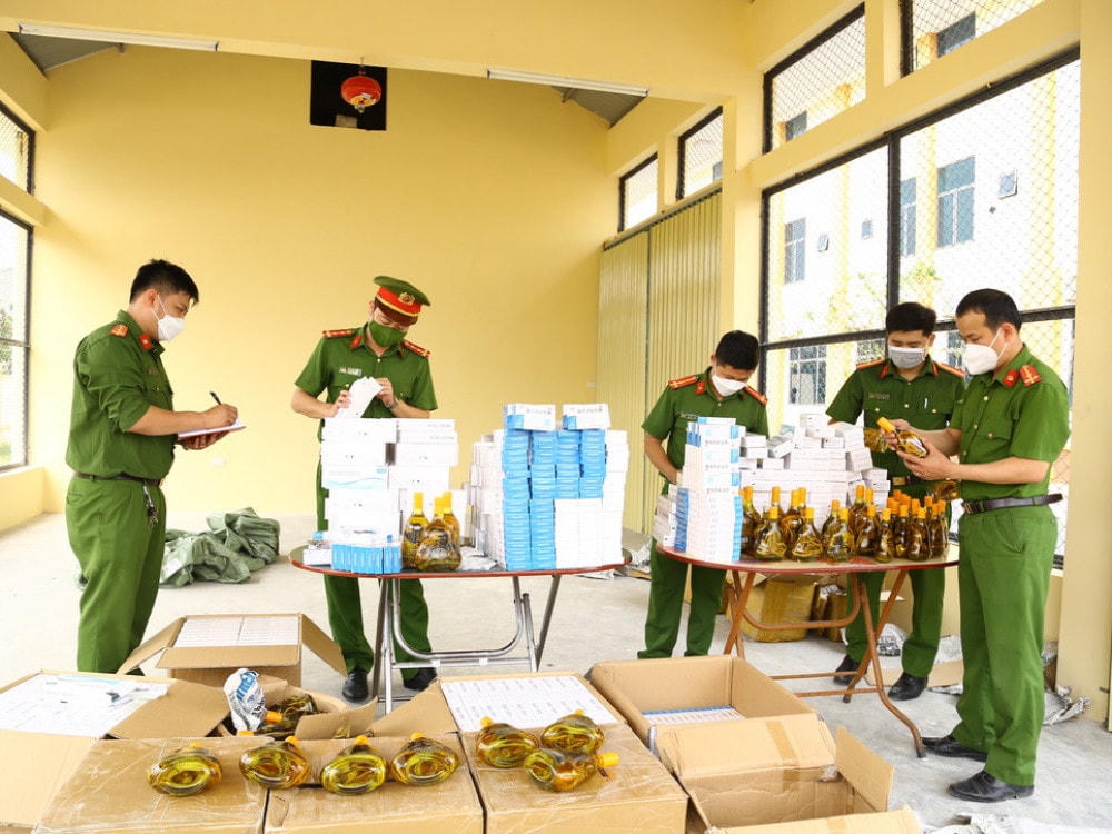 Công an kiểm tra hàng hóa không rõ nguồn gốc thu được từ xe tải.