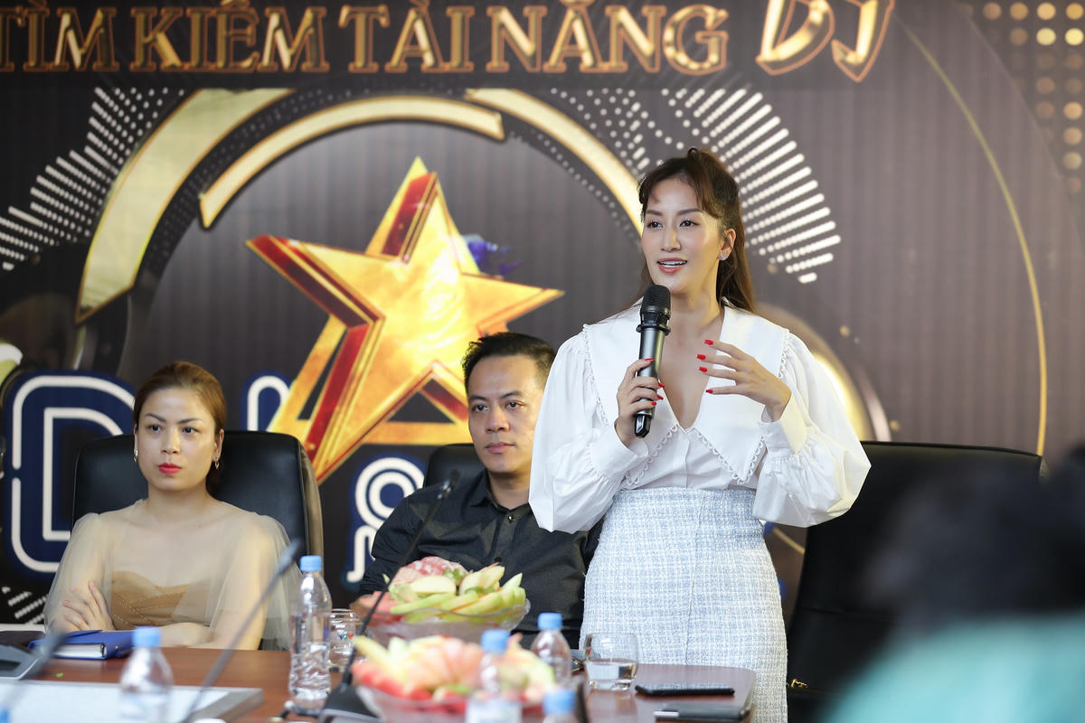 Nữ hoàng DanceSport Khánh Thi (đứng) là thành viên Ban giám khảo đêm Chung kết. Ảnh: Hòa Nguyễn.