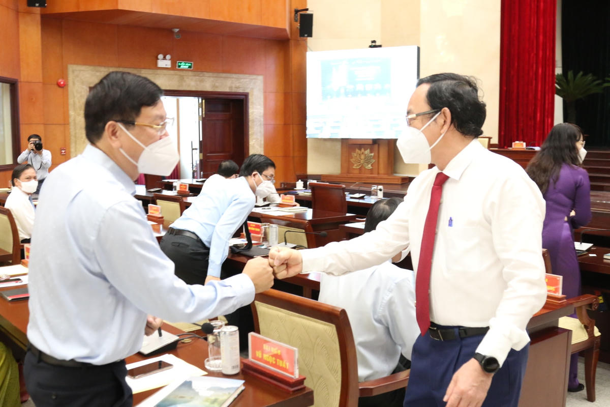 Bí thư Thành ủy TP HCM Nguyễn Văn nên (tay phải) tham dự kỳ họp sáng 24/8.