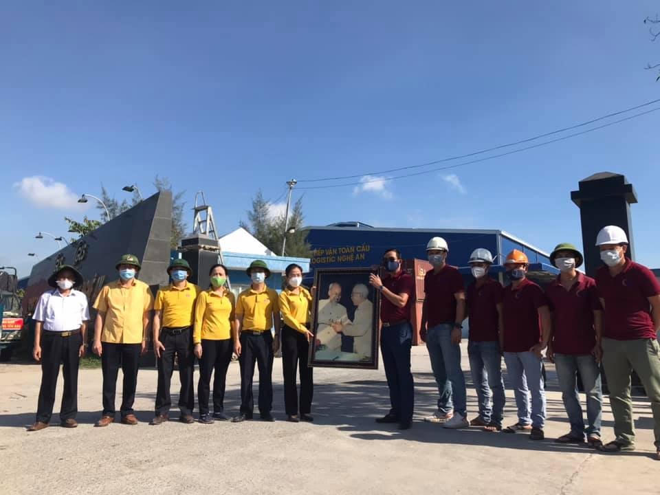 Bà Võ Thị Minh Sinh, Chủ tịch Ủy ban MTTQ tỉnh Nghệ An tặng quà cho đơn vị vận chuyển 350 tấn hàng cho người dân Thành phố Hồ Chí Minh.