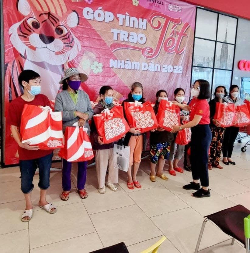 Trao quà Tết tại Go! Huế.