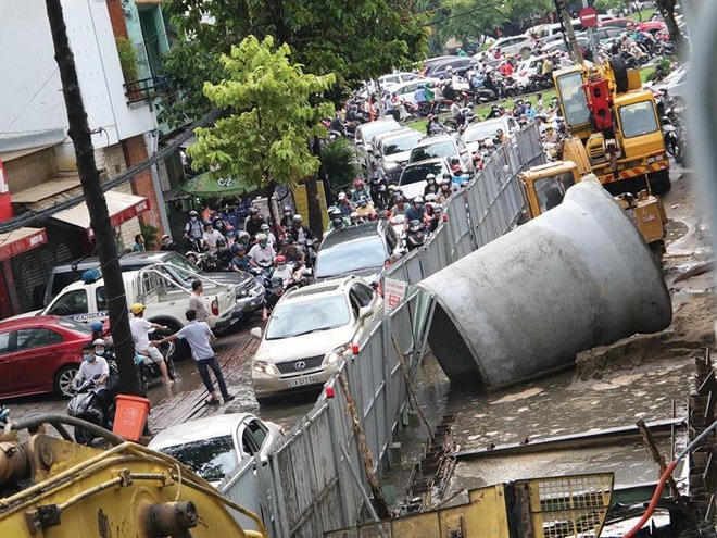 Hệ thống thoát nước TP HCM bị xuống cấp, kèm theo thi công kéo dài dẫn tới không giải quyết được tình trạng ngập nước.