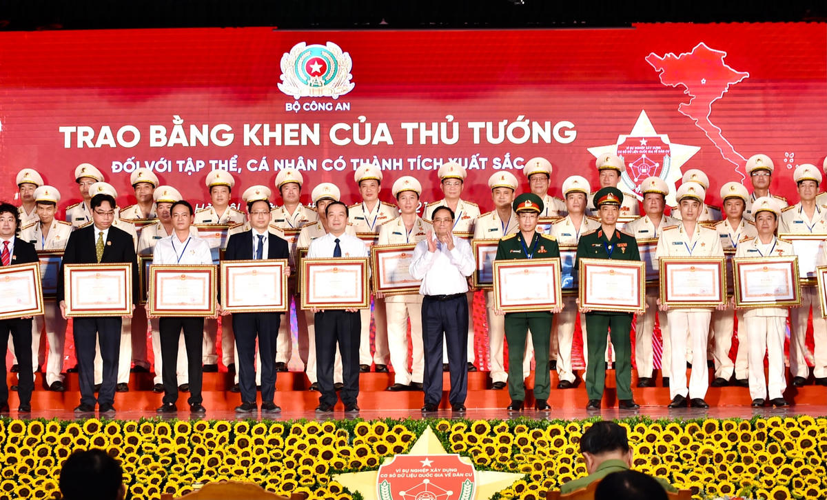Thủ tướng Phạm Minh Chính trao Bằng khen cho các tập thể, cá nhân có thành tích xuất sắc trong xây dựng, triển khai hai dự án. Ảnh: VGP/Nhật Bắc.