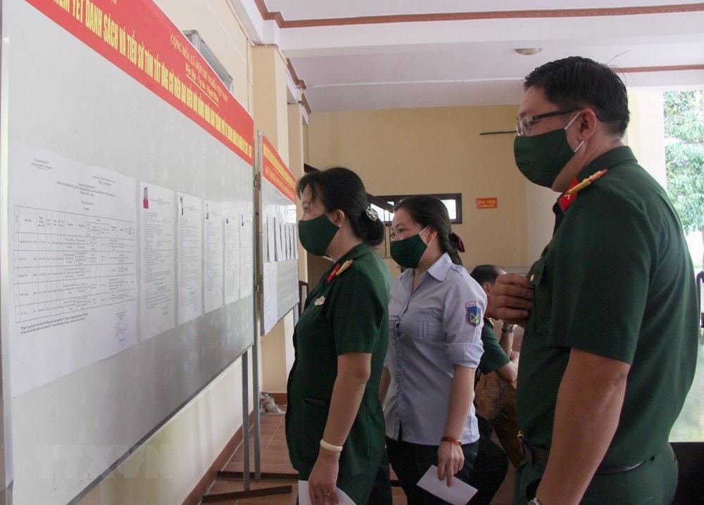 Cử tri lực lượng vũ trang Hậu Giang bầu cử sớm. (Ảnh: Hồng Thái/TTXVN).