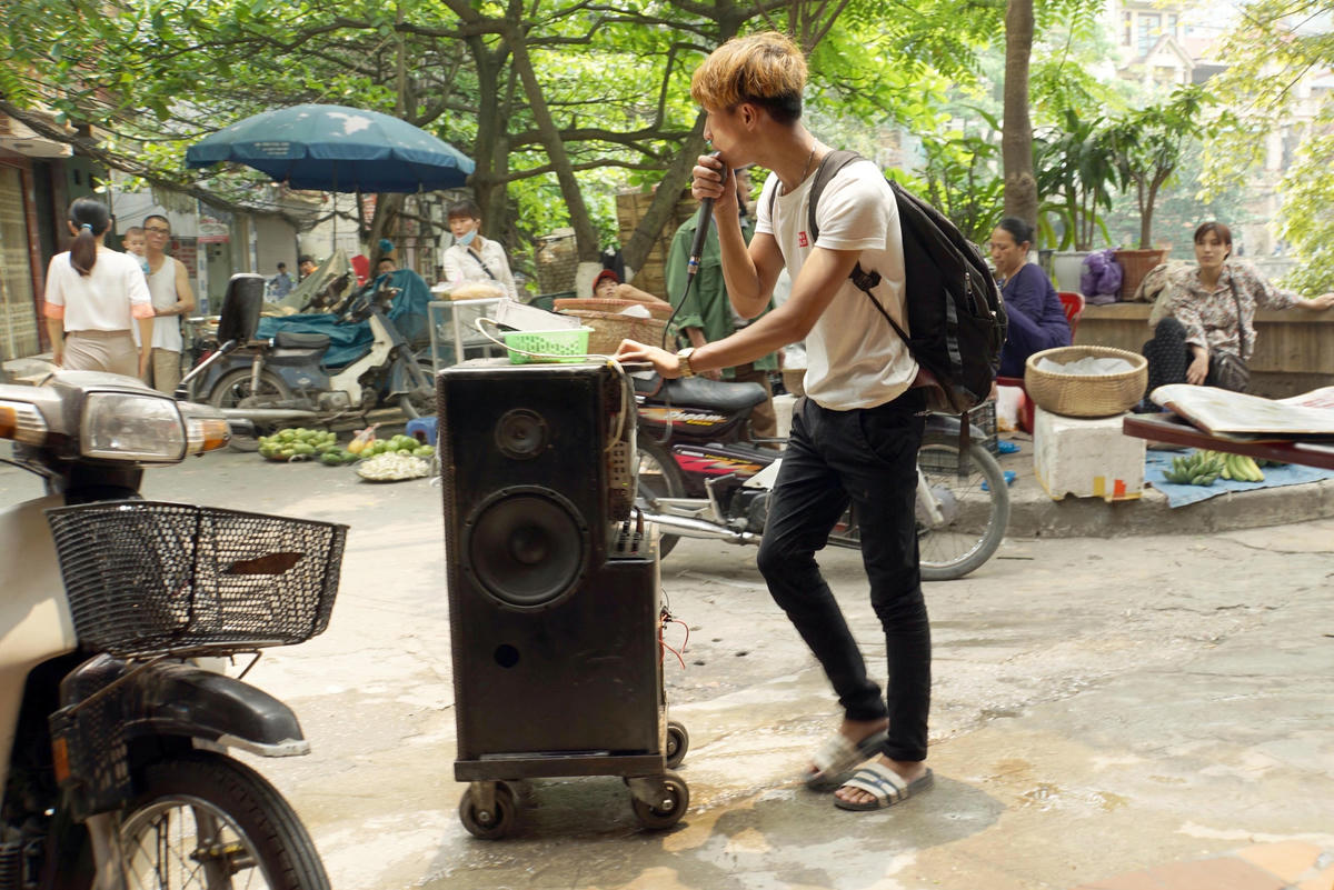 Mặc dù thường xuyên có sự kiểm tra của lực lượng chức năng, nhưng tình trạng loa kéo trên đường phố vẫn xuất hiện ở nhiều nơi. Ảnh: Quang Vinh.