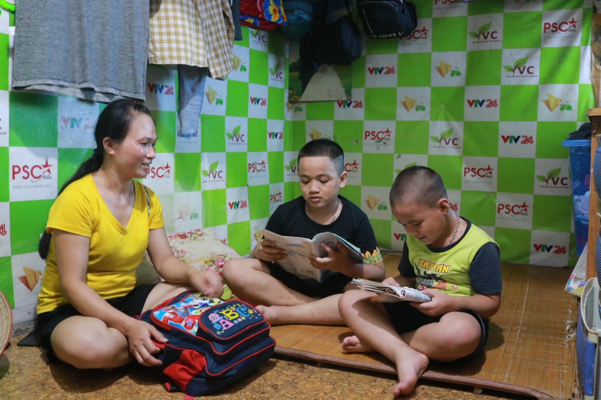 Chị Nguyễn Thị Hằng cùng 2 con ôn lại bài cũ trong khi chưa có sách giáo khoa mới.