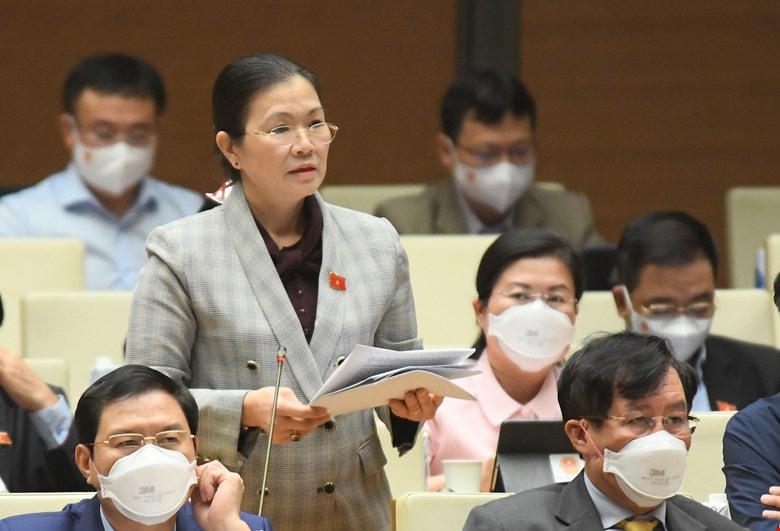 Đại biểu Quốc hội Trương Thị Ngọc Ánh, Phó Chủ tịch UBTƯ MTTQ Việt Nam: Việc dạy và học trực tuyến là phù hợp trong điều kiện phòng, chống dịch bệnh hiện nay nhưng chương trình thì không khác gì dạy trực tiếp. Bộ GD&ĐT có điều chỉnh gì để giảm áp lực cho học sinh? Ảnh: Quang Vinh.
