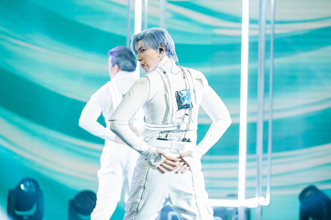 Erik vẫn giữ vững phong độ khi tiếp tục bùng bổ trên sân khấu.