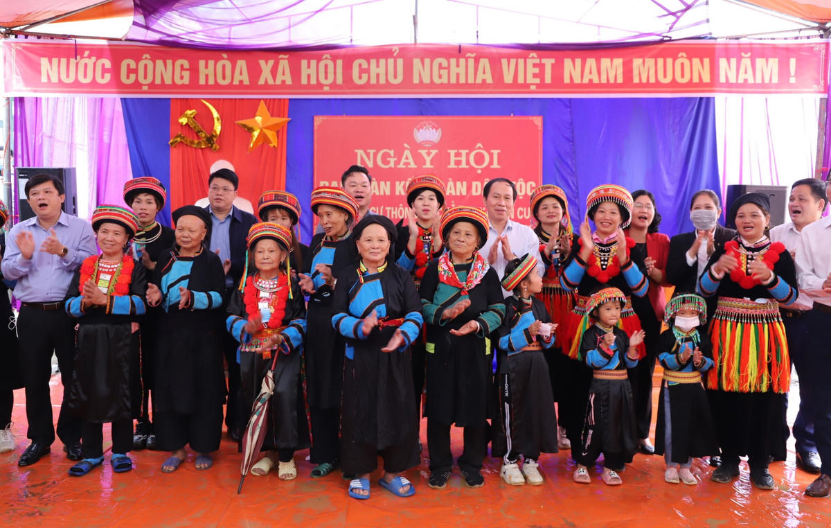 Trong không khí thắm đượm tinh thần đoàn kết, Phó Chủ tịch - Tổng Thư ký Lê Tiến Châu cùng bà con hát vang bài ca "Như có Bác Hồ trong ngày vui đại thắng"