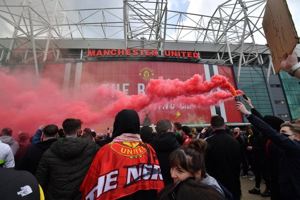 Rất đông người biểu tình, họ đã vây kín các lối vào của sân Old Trafford.