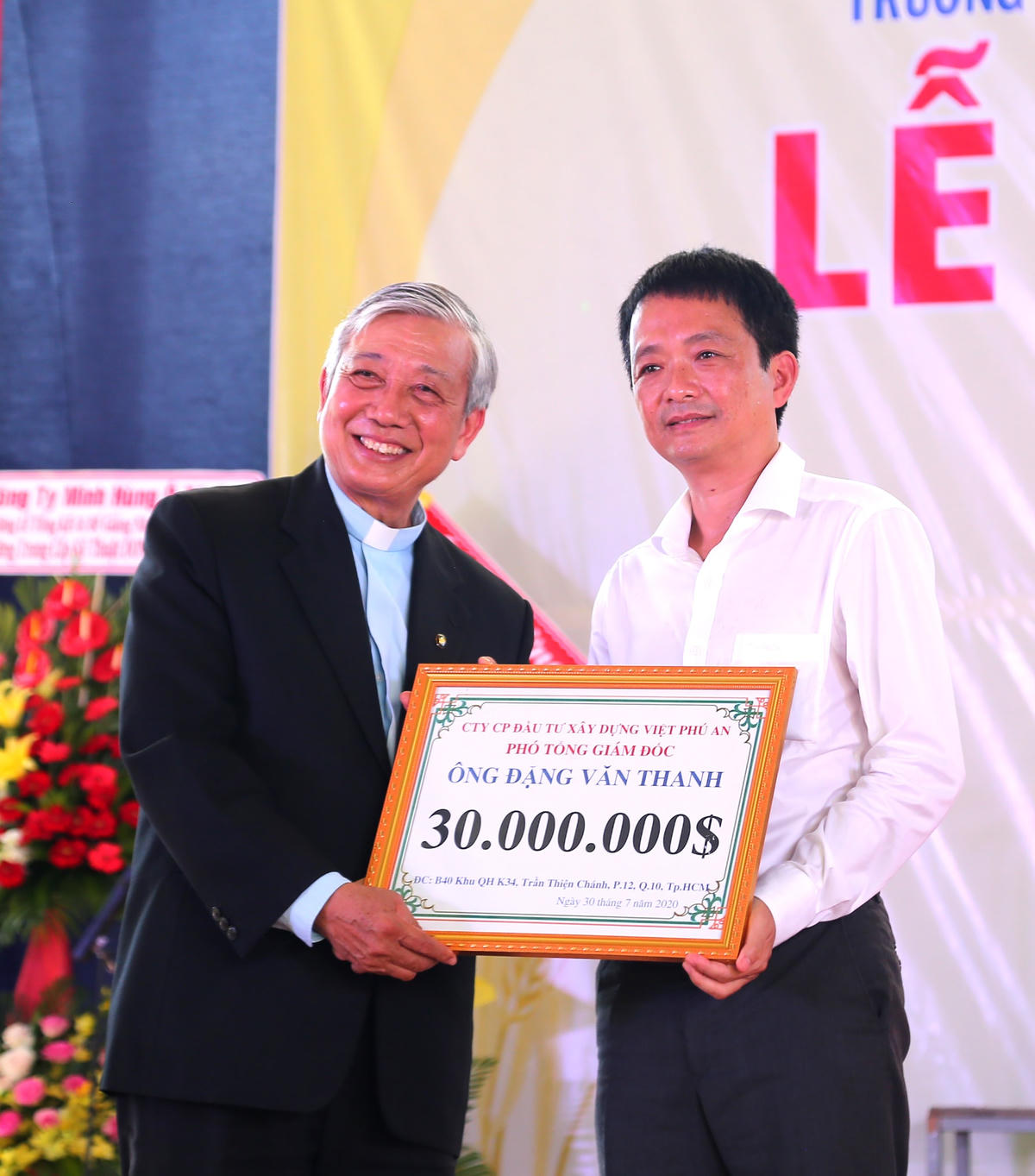 Linh mục Vũ Kim Long tiếp nhận hỗ trợ từ Công ty Cổ phần đầu tư xây dựng Việt Phú An. 