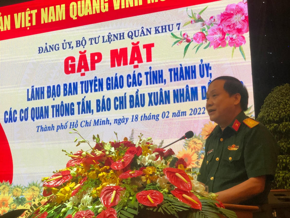 Đại tá Nguyễn Như Trúc, Phó Chủ nhiệm Chính trị Quân khu 7 báo cáo tại buổi gặp mặt (Ảnh: Hồng Phúc).