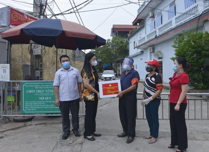 Chủ tịch Ủy ban MTTQ Việt Nam TP Hà Nội Nguyễn Lan Hương tặng quà một chốt trực xã Kim Sơn.
