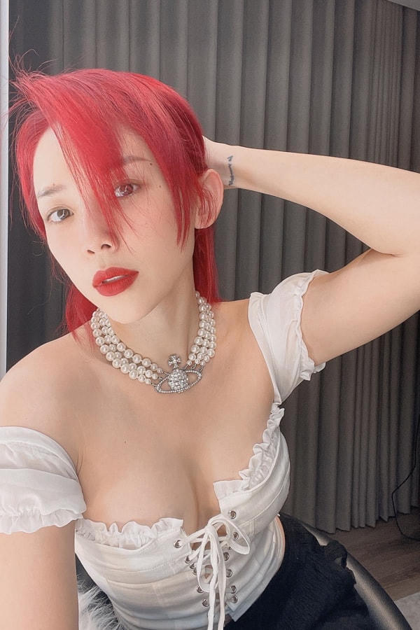 Ca sĩ Tóc Tiên 'biến hình' với màu tóc mới, ăn mừng khi TP HCM nới lỏng giãn cách.