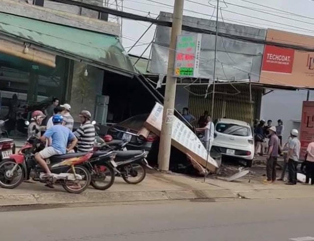Hiện trường xe ô tô "cày nát" hàng hiên nhà dân trên quốc lộ 20.  
