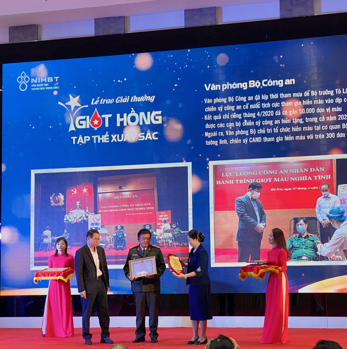 Bà Trương Thị Ngọc Ánh trao giải thưởng cho Văn phòng Bộ Công An. Ảnh: Đức TrânTrân