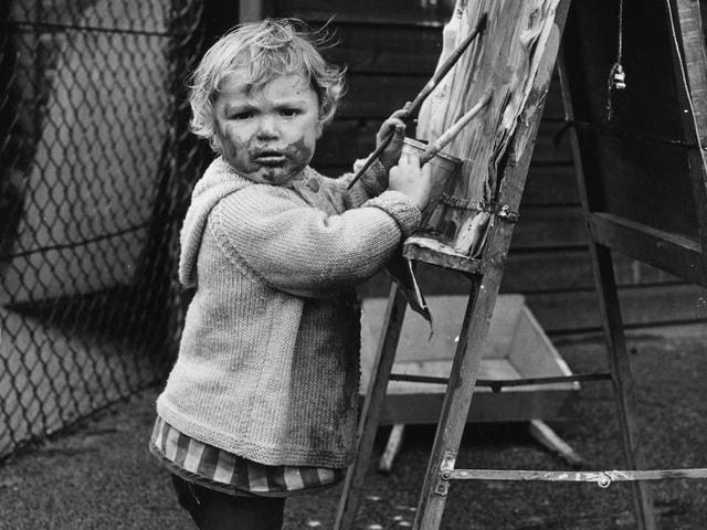 Ảnh chụp năm 1968 tại London, Anh, một cô bé 2 tuổi đang tập vẽ.  
