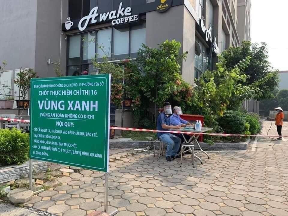 Tương tự tại Chung cư 987 Tam Trinh (quận Hoàng Mai, Hà Nội) cũng thiết lập chốt kiểm soát "vùng xanh" ngay từ cổng vào.