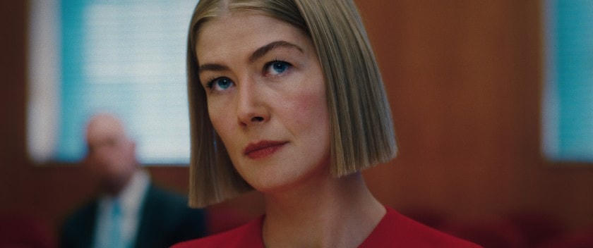 Rosamund Pike trong vai Marla trong “I Care A Lot” trên Netflix.  
