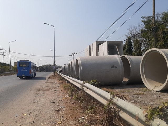 Trước đó ống cống được tập kết trên hành lang an toàn đường bộ đoạn trước nhà máy bê tông đúc sẵn Hùng Vương, công ty TNHH xây dựng công trình Hùng Vương.