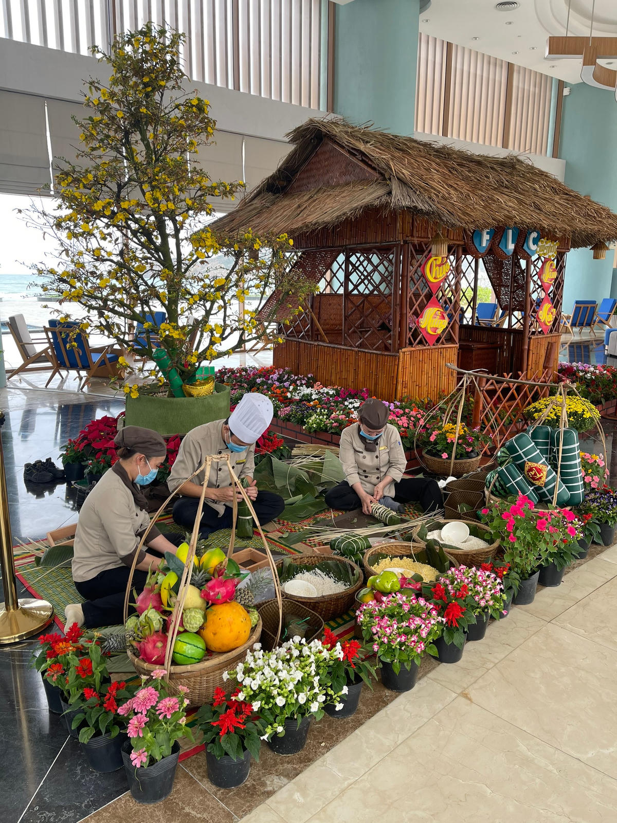 Du khách tới FLC Hotels & Resorts có cơ hội tự tay gói những chiếc bánh chưng cho mình và người thân.